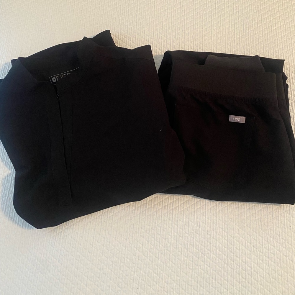 Figs Rafaela scrub top (small) and Zamora scrub bottoms (medium tall)